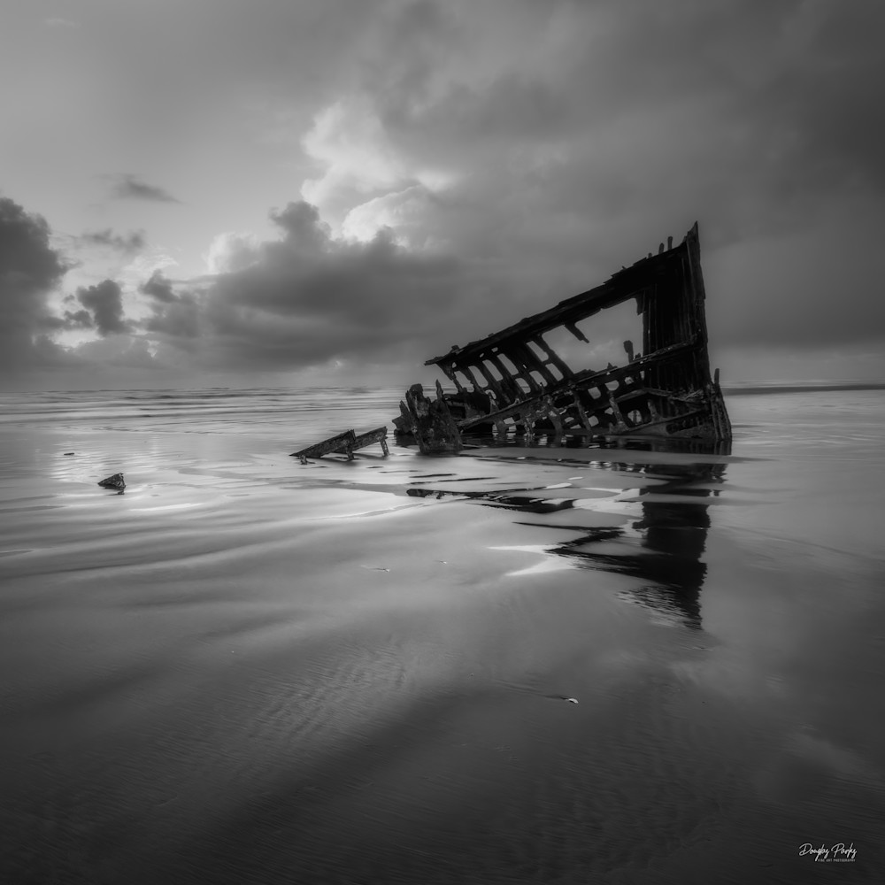 Peter Iredale wreck B&W