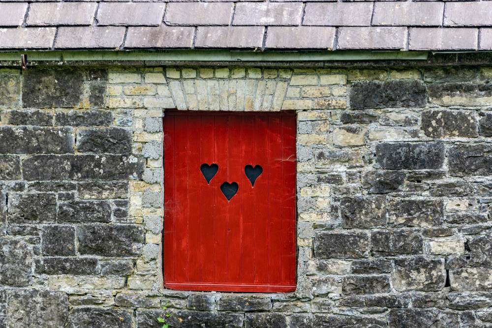 Red window hearts