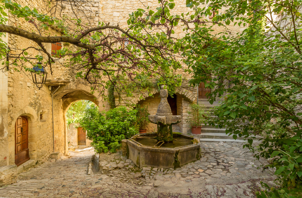 Provence courtyard in Crestet