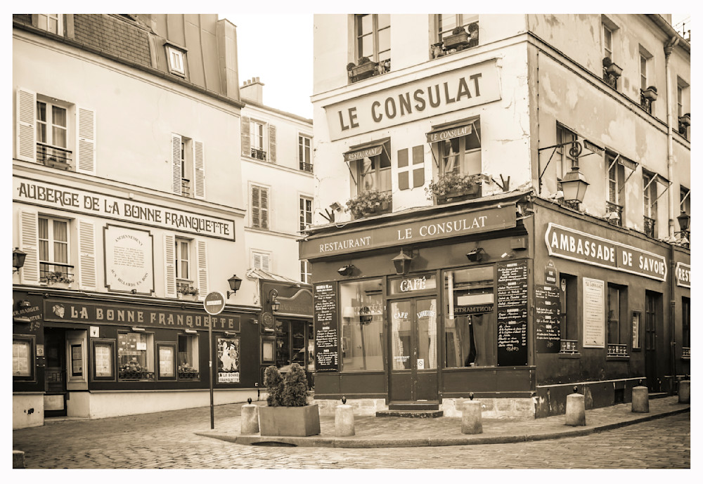 Paris Montmartre Le Consulat Bw  Photography Art | Europa Photogenica     Barbara van Zanten