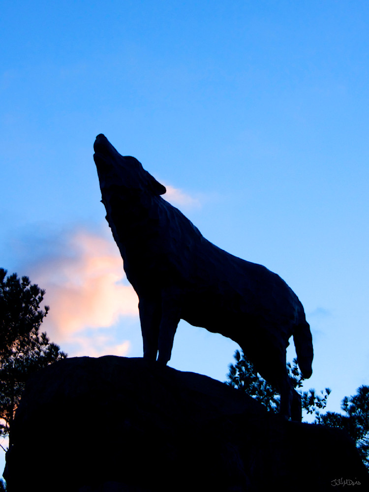 Wolfpack statue at Carter-Finley Stadium.