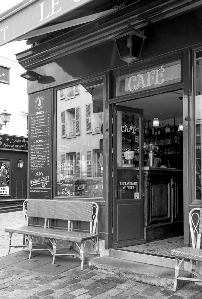 Paris Montmartre Le Consulat Open for Business