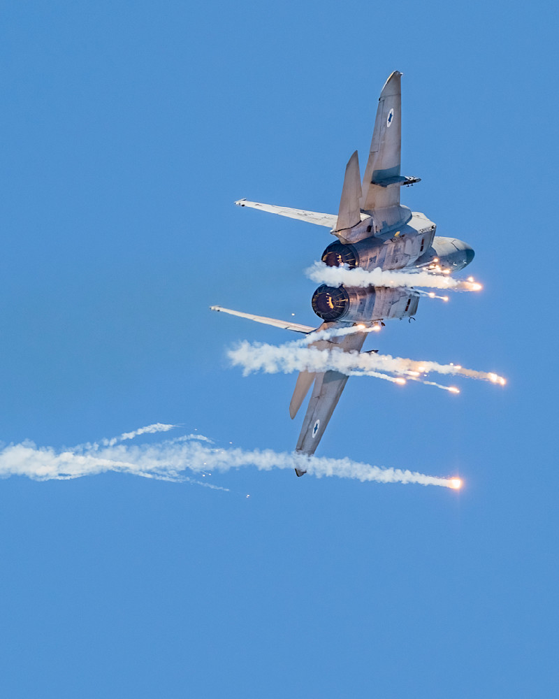 israel air force f15 ejecting flares while climbing vertically with afterburners