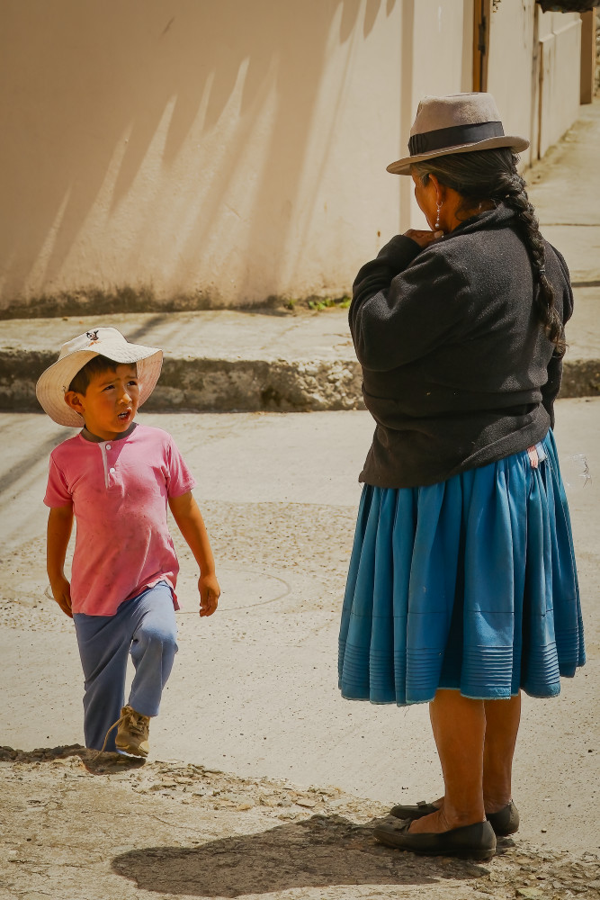 Scott Kasden | Shop photo of Andean mother & child talking
