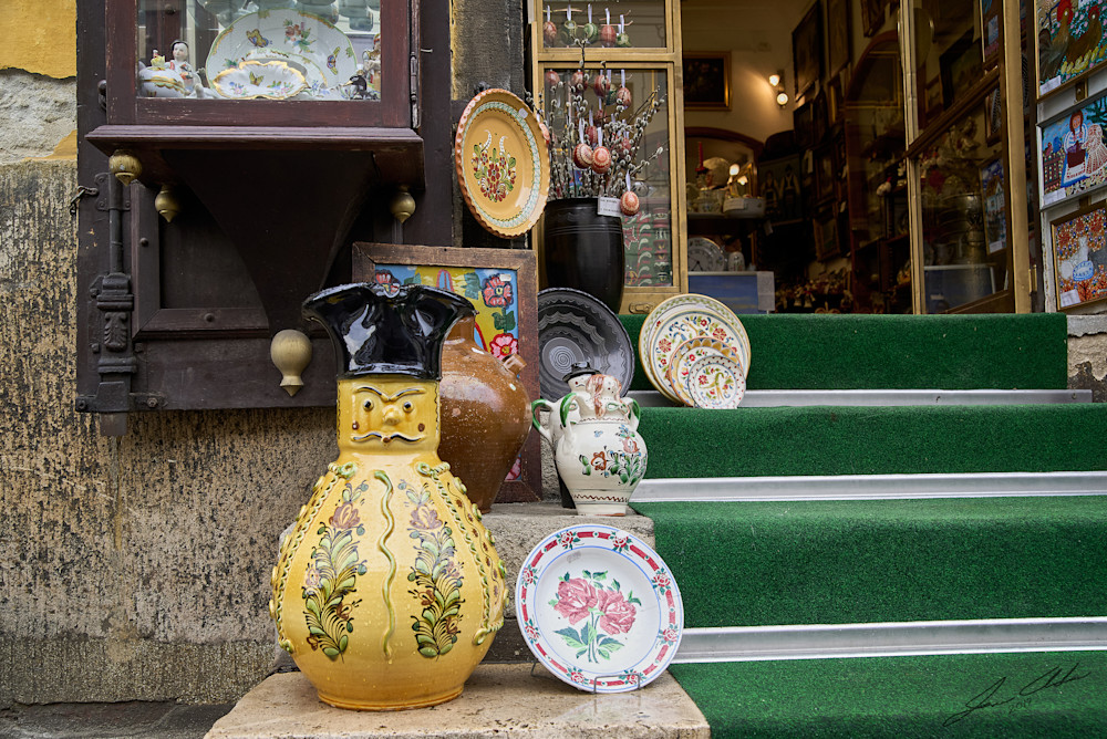 Porcelan wares in a shop in Pest