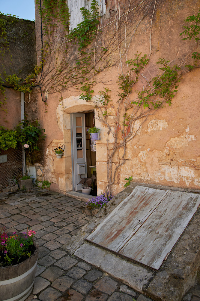 Bourg Shop in Courtyard