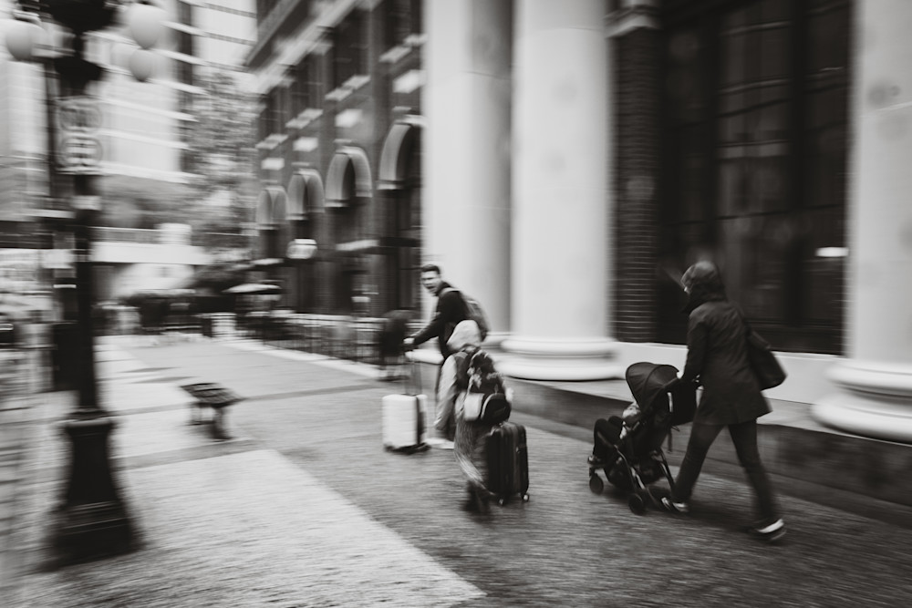 Departures – Poetic Street Photography in Black and White | Luis R.R. Siqueira Departures – Poetic Street Photography in Black and White | Luis R.R. Siqueira