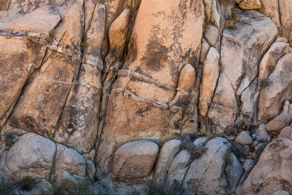 Rock formations with a double diagonal dike cutting across the desert granite near Indian Cove and Rattlesnake canyon day use area, Joshua Tree National Park.