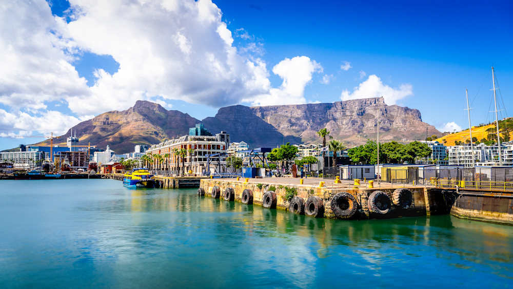 Table Mountain and Devis Peak viewd from V&A Waterfront 16x9
