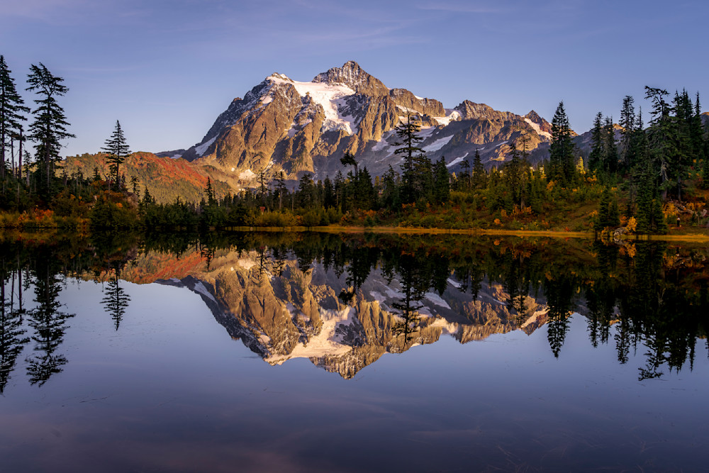The sight of Mount Shuksan reflecting on the mirror-like surface of Picture Lake as the sun starts going down is a breathtaking and captivating experience. The combination of the majestic mountain, the serene lake, and the soft light during the Gold