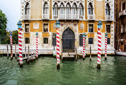 Venetian home canal grand canale palazzo barber poles dock boats gondola door way 16th century veneto vacation getaway honeymoon northern italy venezia  xtpkr6