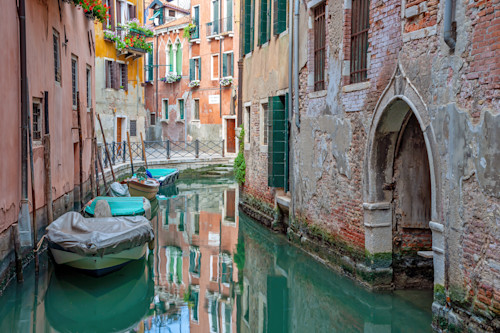 Venice and bend in canal italy pl8hs5