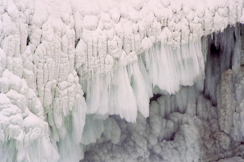 Middle falls frozen mnoyvv