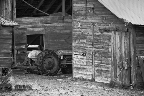 Old barn tractor riverbottom road kitiitas county washington 2011 upbwia