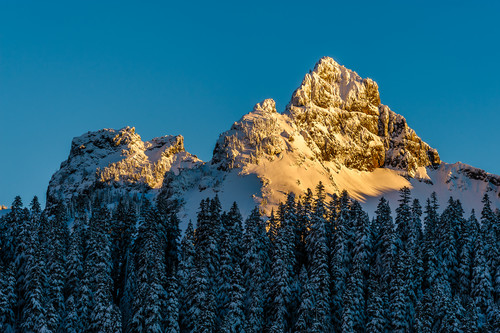 Winter alpenglow pinnacle peak washington 2017 jrcwyv