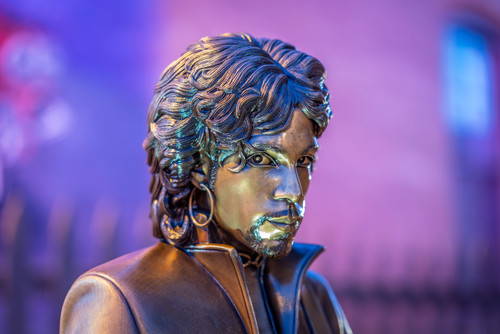 Prince statue looking at you hwywq4