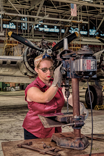 Rosie the riveters working at the willow run bomber plant no. 12 24x36 yfr5pv