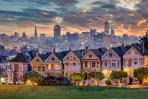 Alamo square and painted ladies with san francisco skyline california ugxm8y