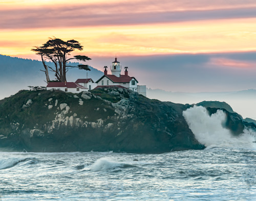 Battery point lighthouse at dawn with waves godjmd