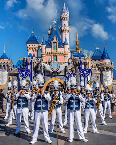 Disneyland band at castle promenade copy smx0ug