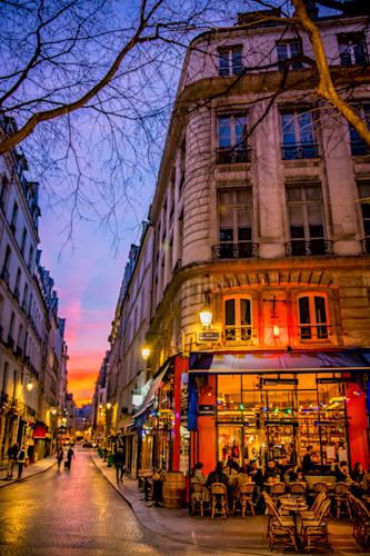 Paris ruemontmartre evening e5swz9