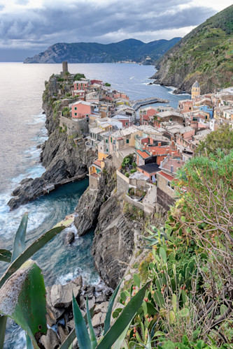 Jagged edge vertical vernazza cinque terre itlay g2ynds