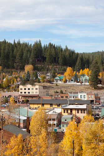 Downtown truckee in the fall 2 utklci