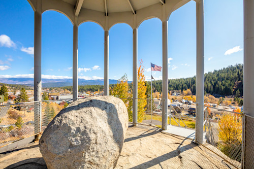 Rocking stone in autumn 2 ob97bz