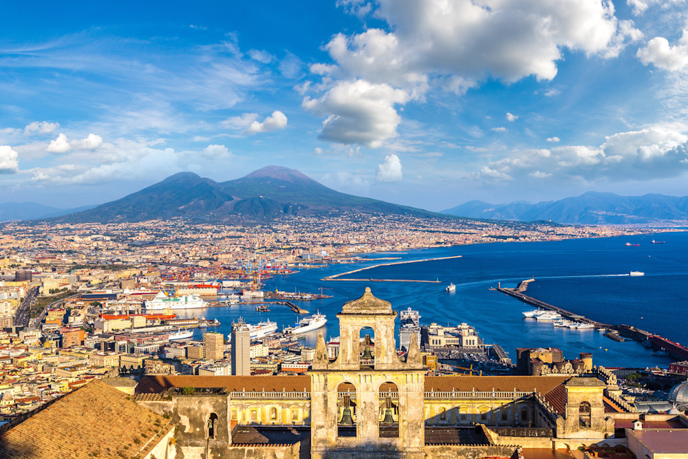 Napoli  and mount Vesuvius in Italy | Kimberly Cammerata