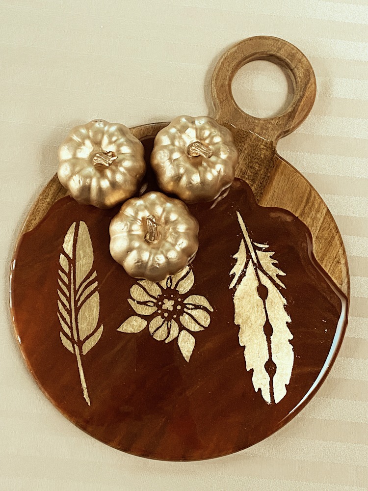 Round keyhole tray with gold leaf leaves