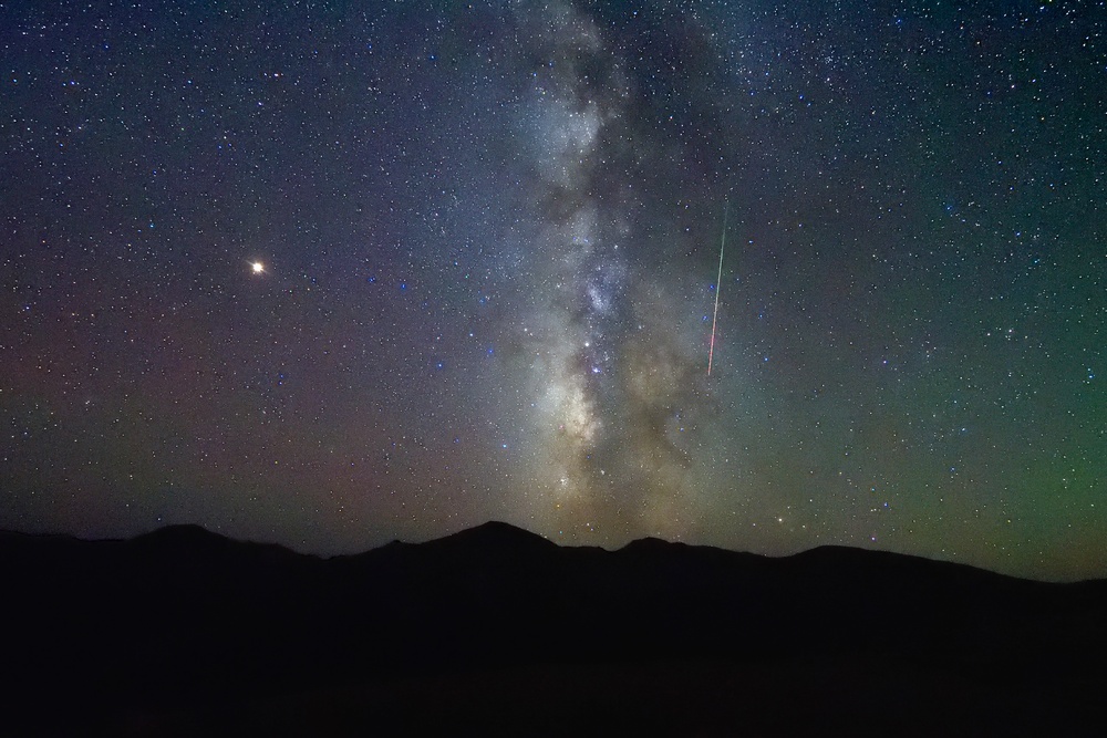 Milky Way Galaxy, Eerie Airglow Paint Night Sky Amazing Colors (Photo)