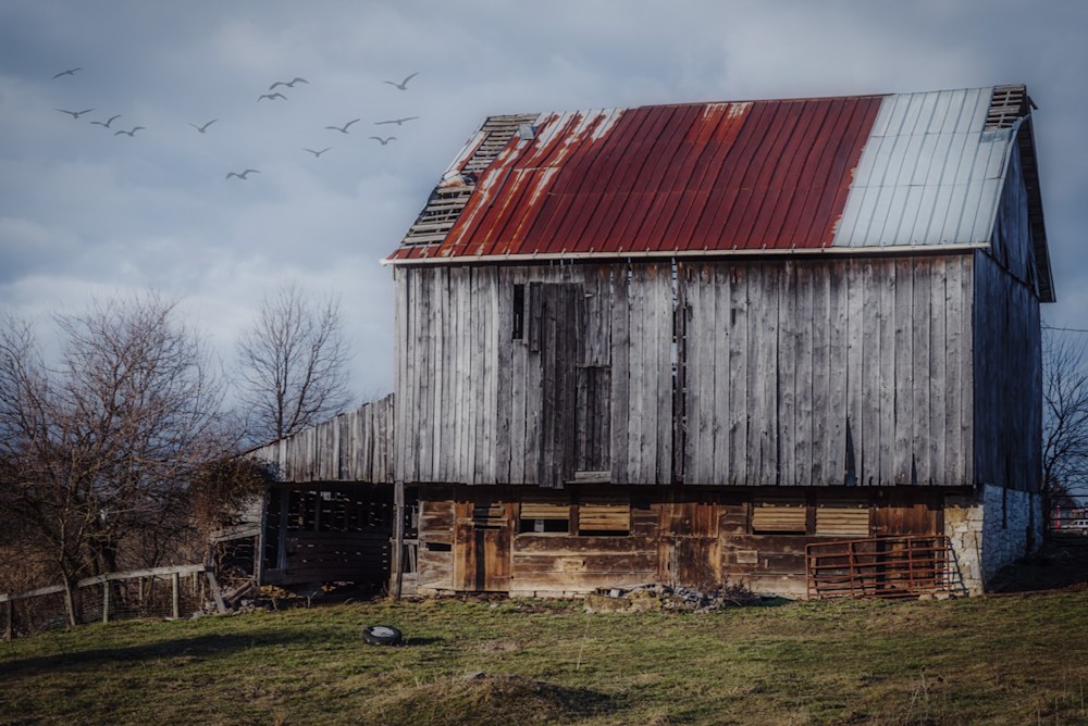 A creative atmospheric edit of an old deserted barn in West Virginia.
