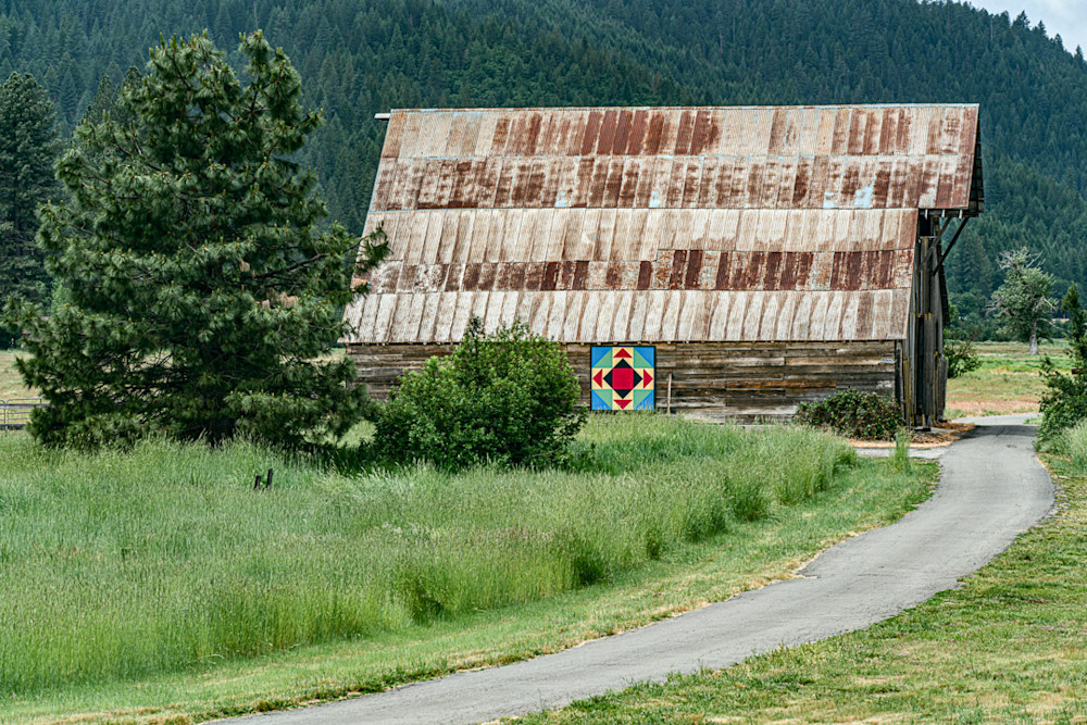 photo of a barn painted with a quilt design