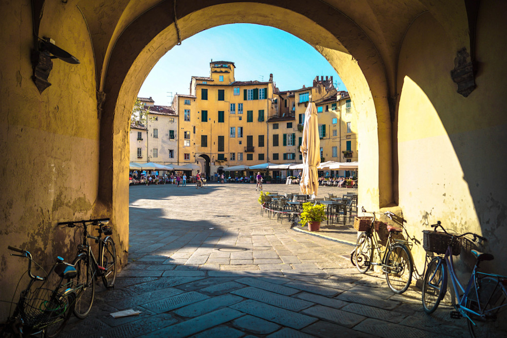Piazza dell'anfiteatro, Lucca, Italy | Kimberly Cammerata