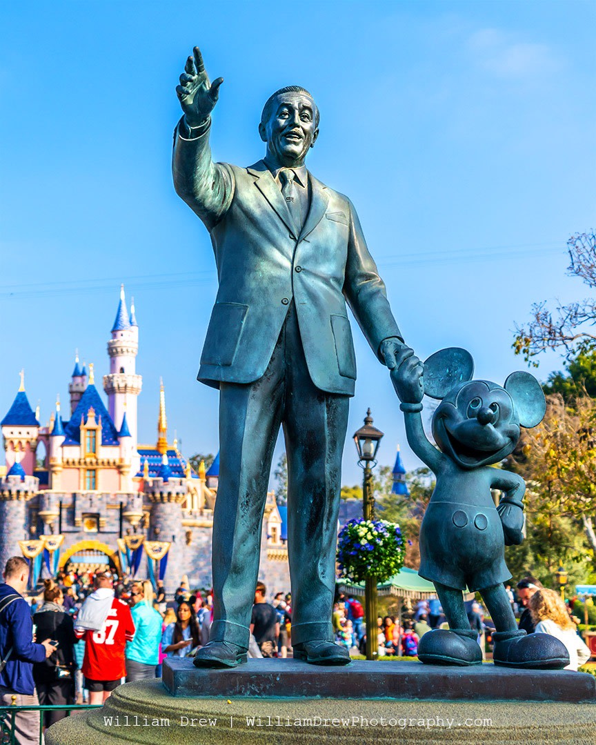 Disneylands Partners Statue