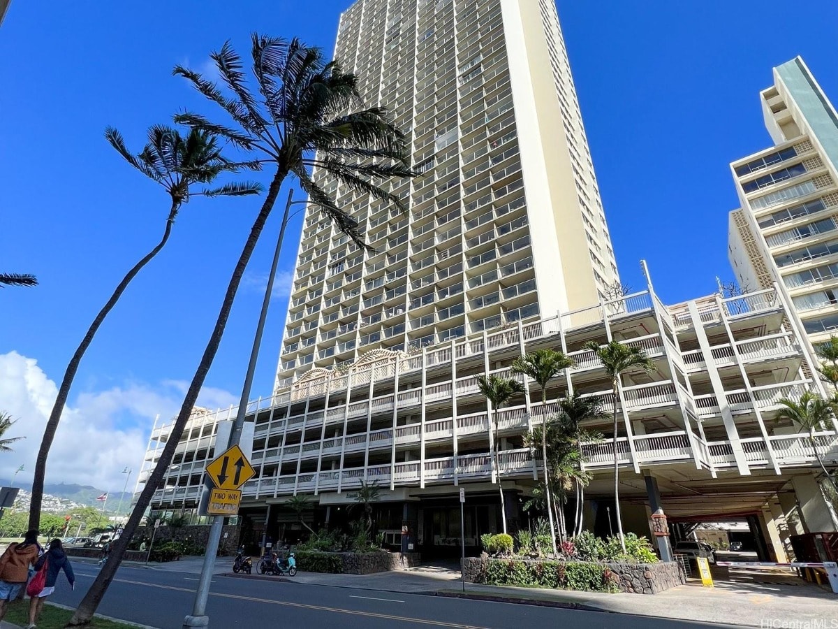 Waikiki ocean view room for rent 3