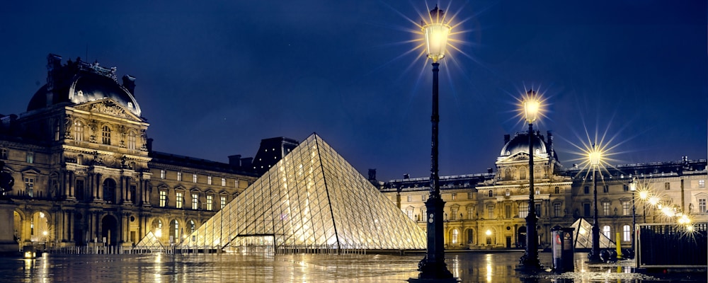 
        <div class='title'>
          Louvre in the rain
        </div>
       
        <div class='description'>
          
        </div>
      