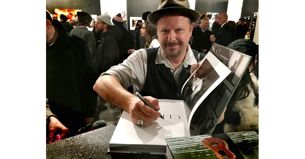 
        <div class='title'>
          danny-signing-523-e1a9zr
        </div>
       
        <div class='description'>
          
        </div>
      