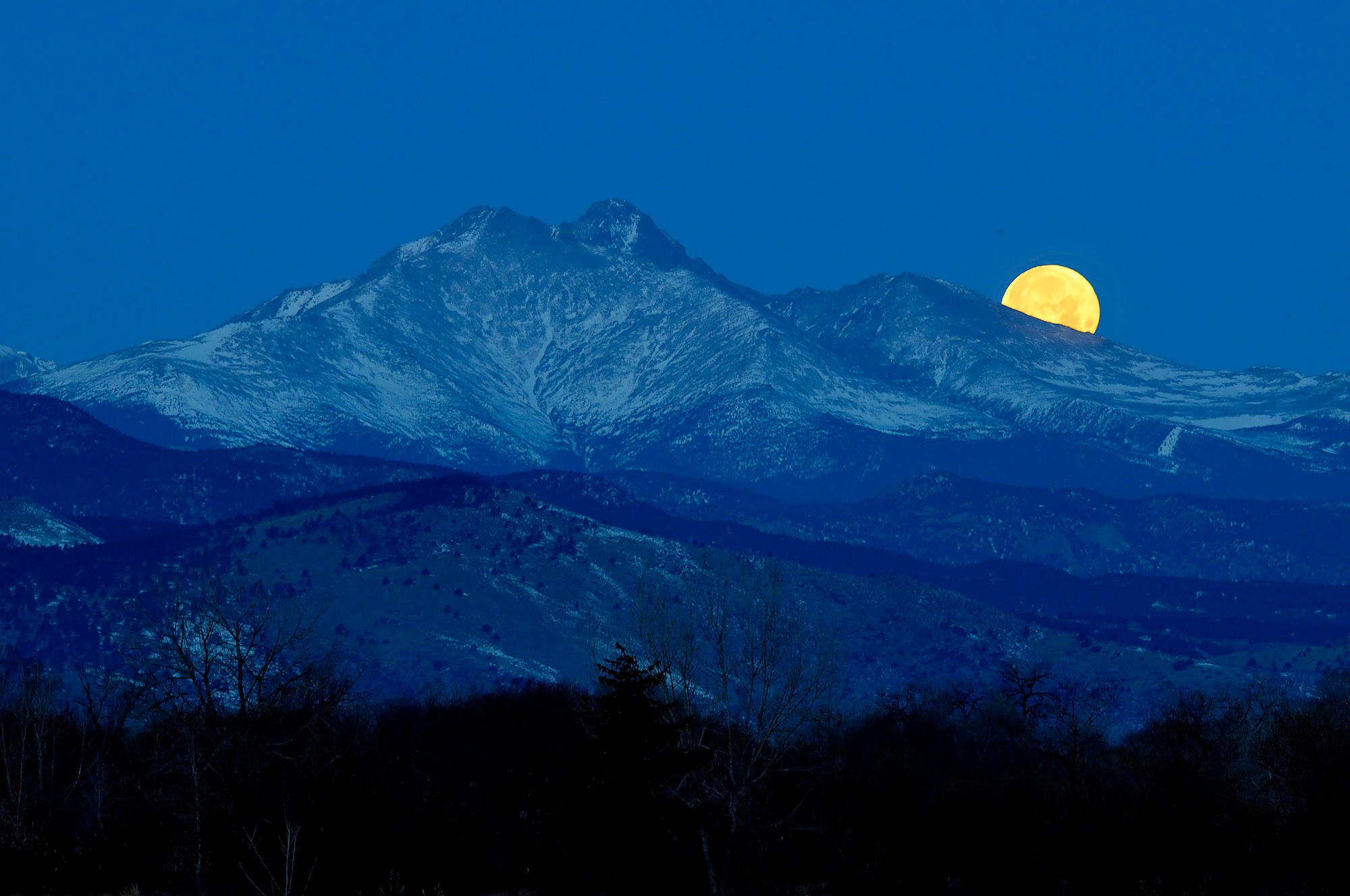 
        <div class='title'>
          Moon-over-the-mountains
        </div>
       
        <div class='description'>
          Setting moon behind the Rocky Mountains
        </div>
      