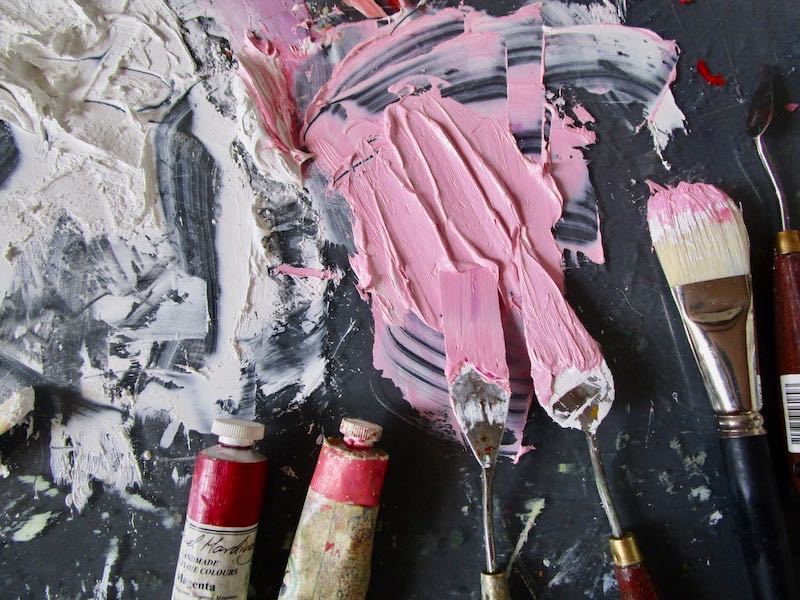 
        <div class='title'>
          Pink and white on palette in studio Lesley Koenig
        </div>
       