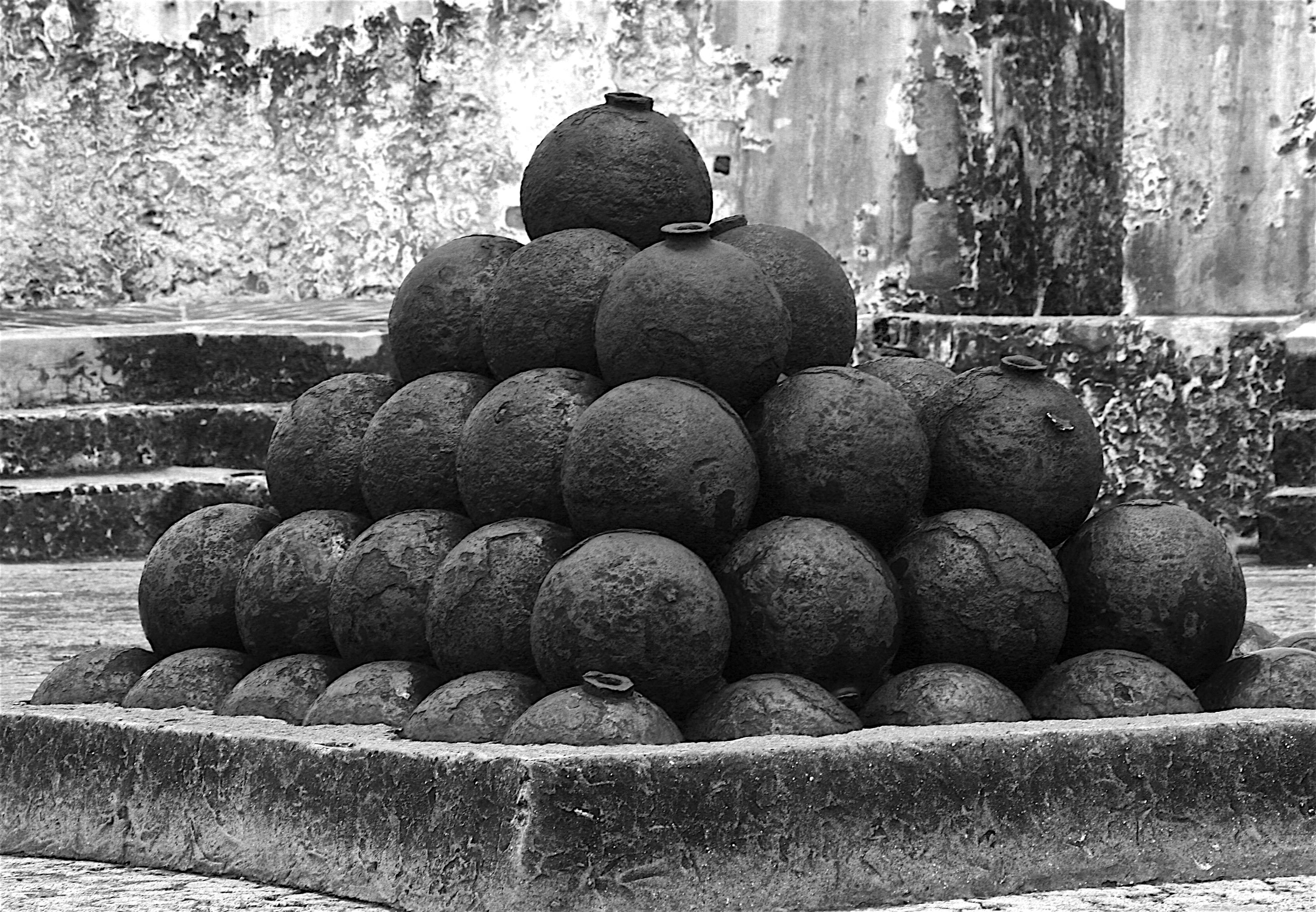 
        <div class='title'>
          Cannon Balls B&W
        </div>
       