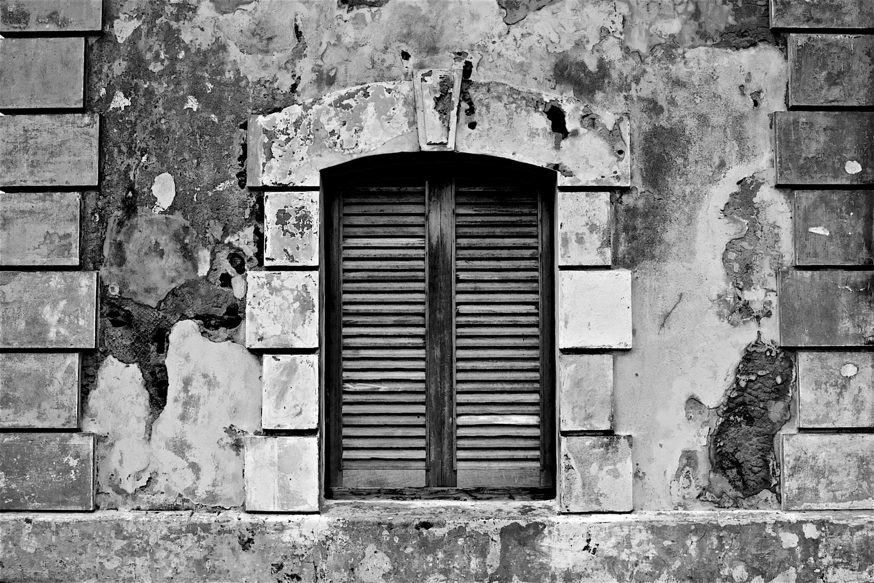 
        <div class='title'>
          San Juan Fort Window B&W
        </div>
       