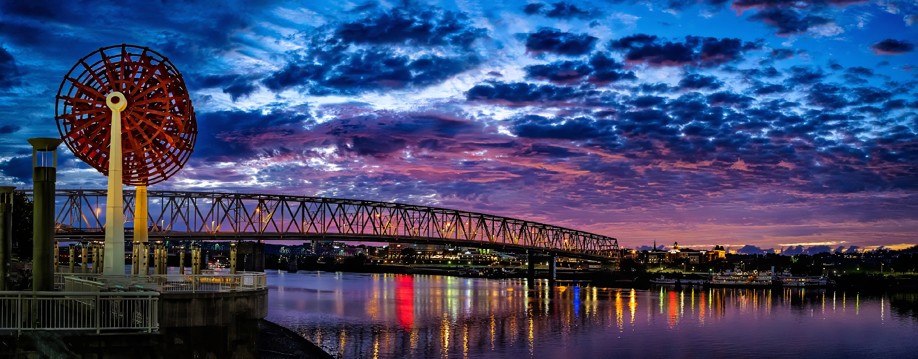 
        <div class='title'>
          2 Cincinnati paddlewheel
        </div>
       