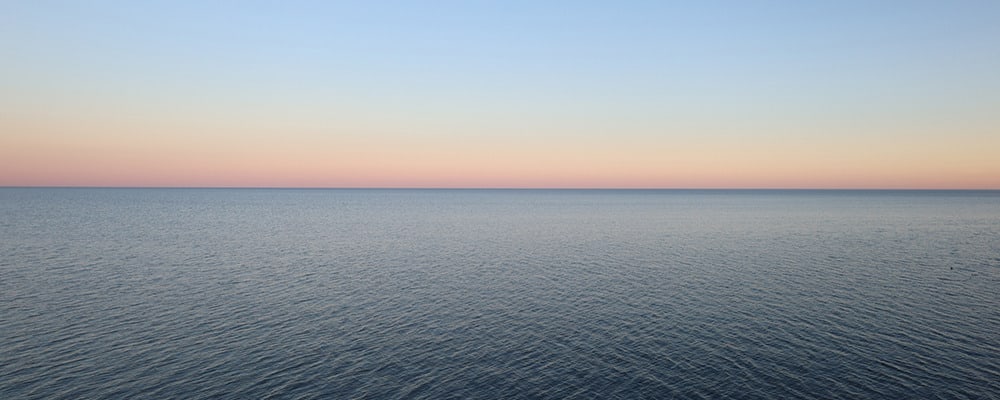 
        <div class='title'>
          Water and sky 1000x400
        </div>
       