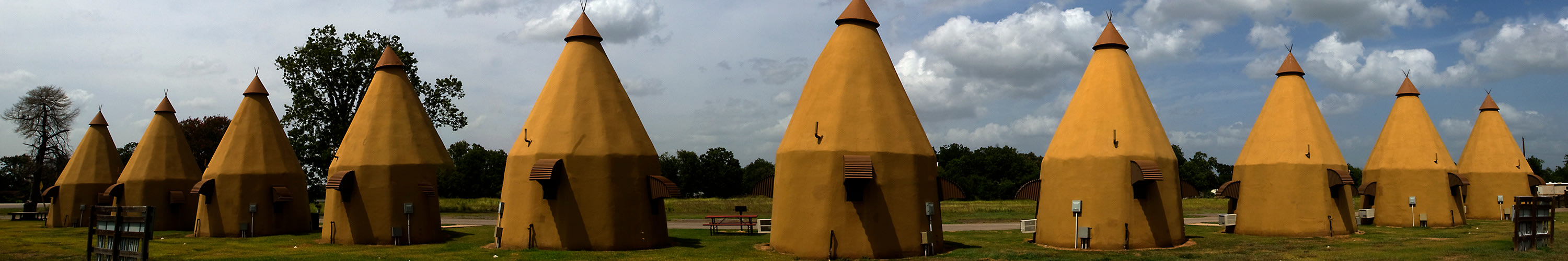 
        <div class='title'>
          TEEPEE MOTEL
        </div>
       