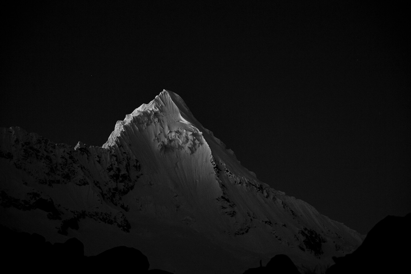 
        <div class='title'>
          artesonraju mountain peru black white fine art photography
        </div>
       
        <div class='description'>
          a black and white image of a artesonraju in the cordillera blanca range
        </div>
      