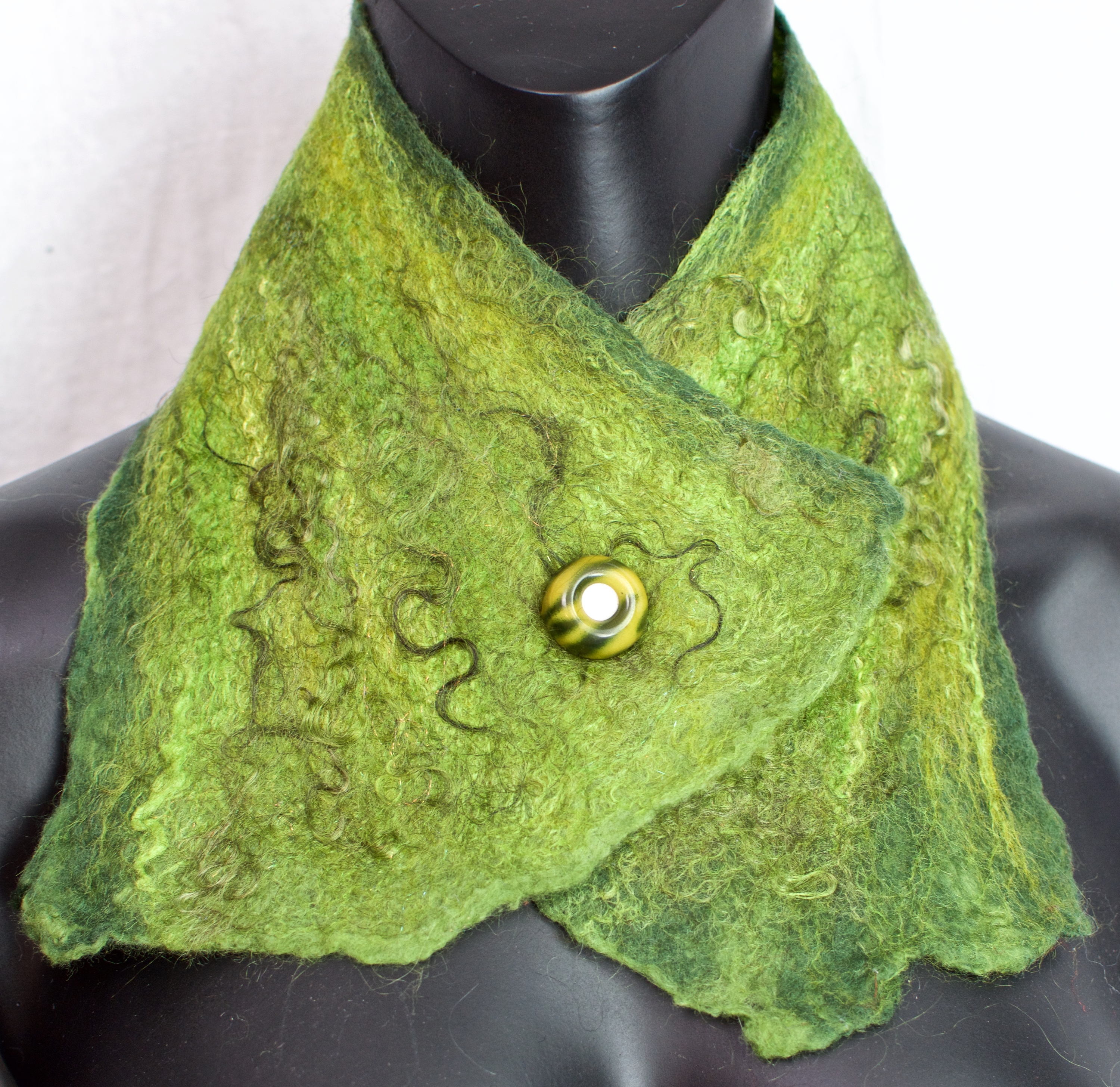 Chartreuse collar 1 qhpvms