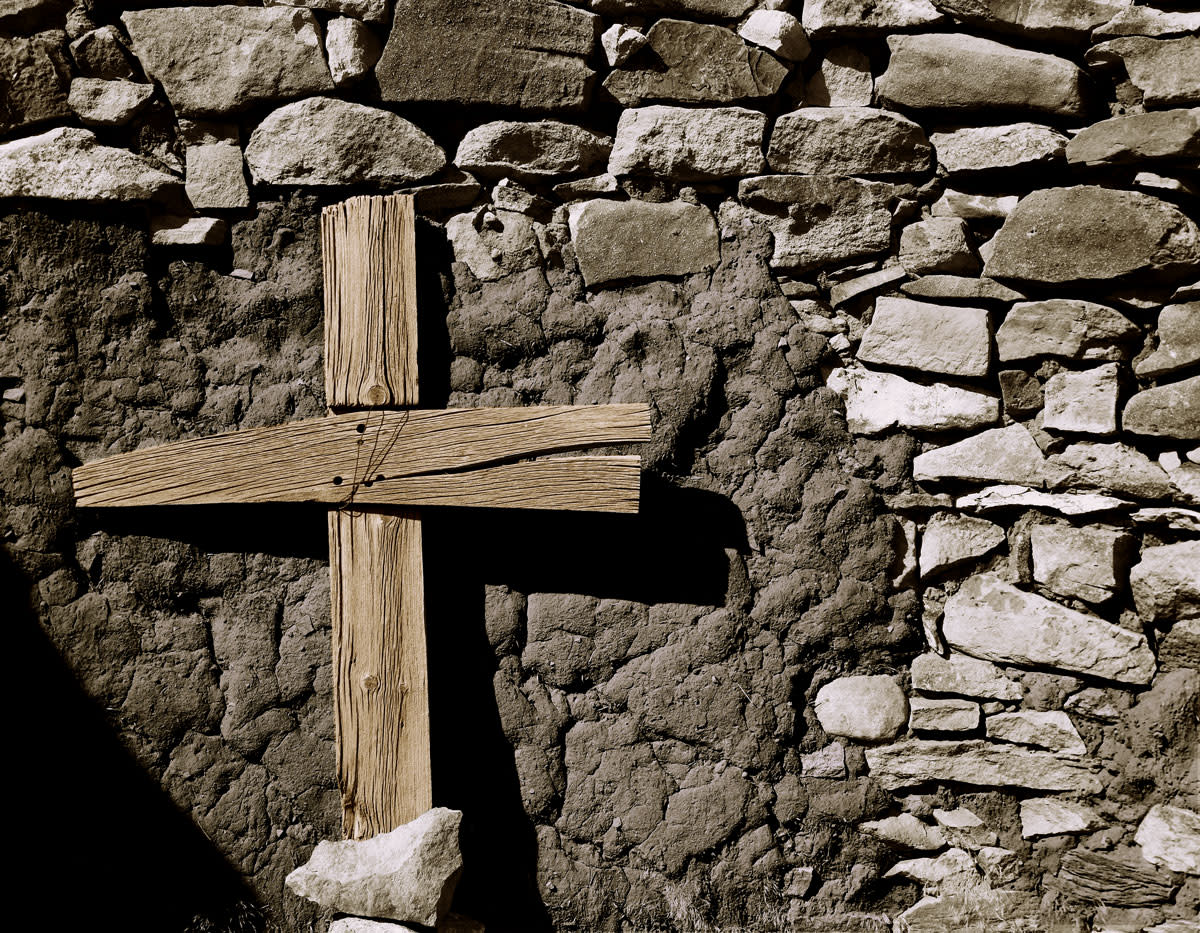Cross in spanish ruins cww1qy