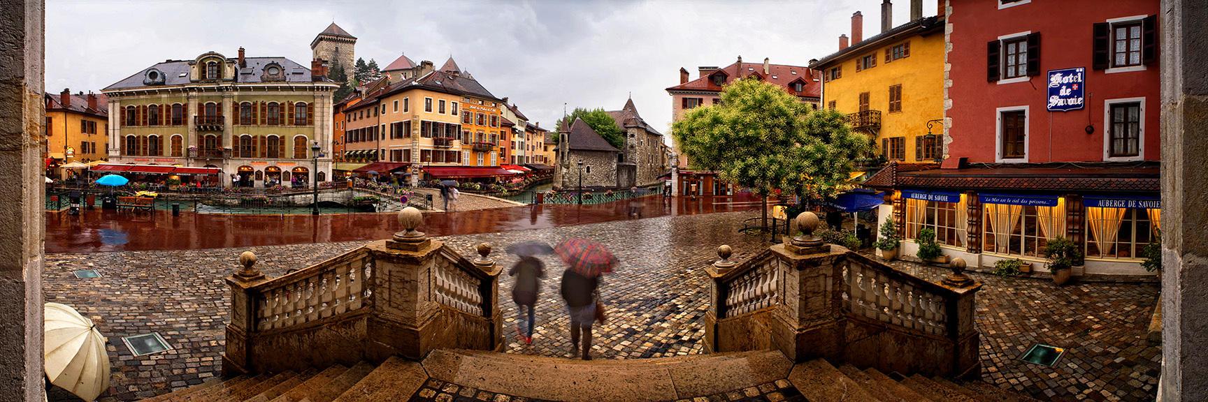 
        <div class='title'>
          RainyAfternoonInAnnecyslide
        </div>
       
