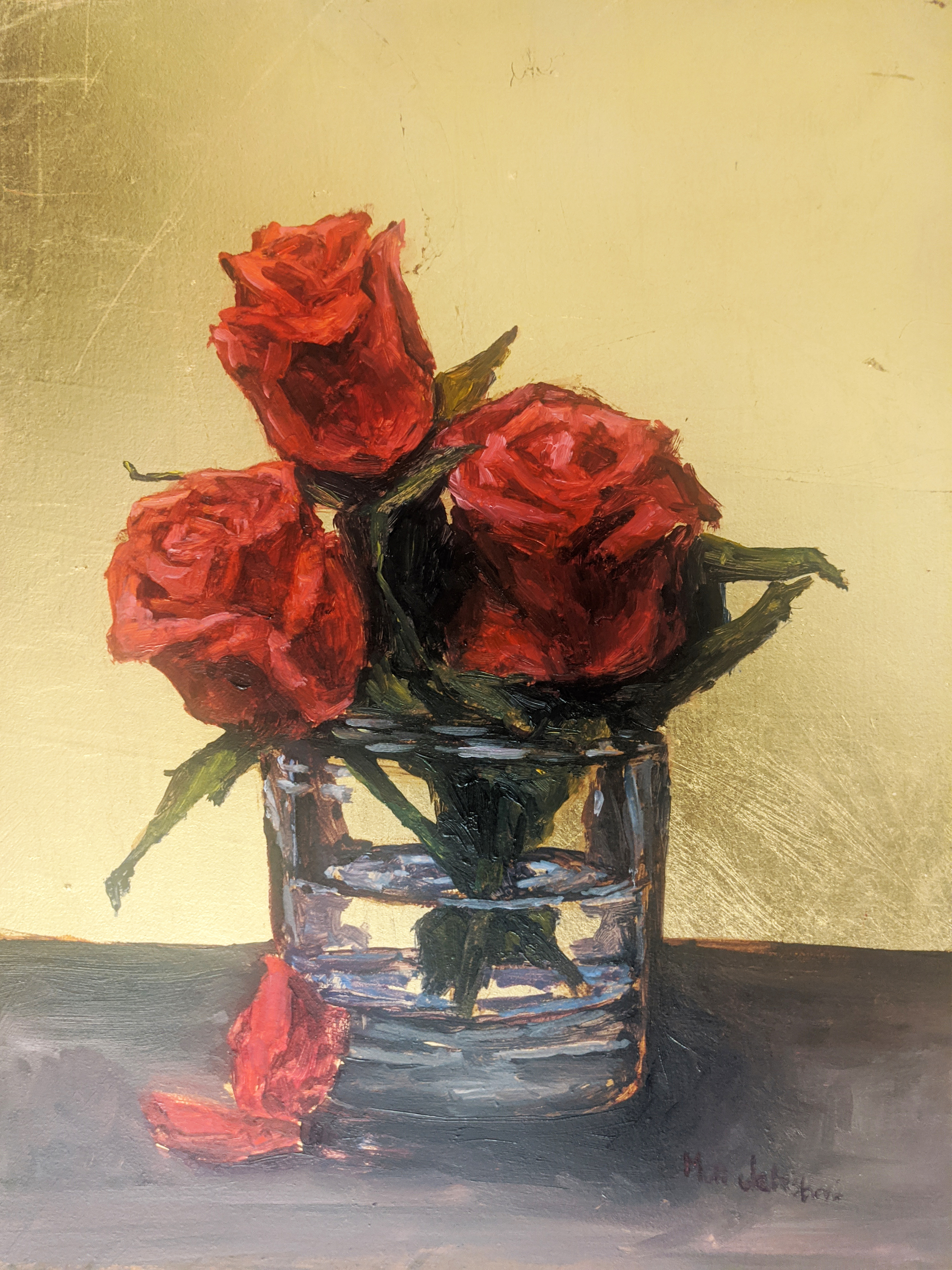 Red roses in a vase m6v9kz